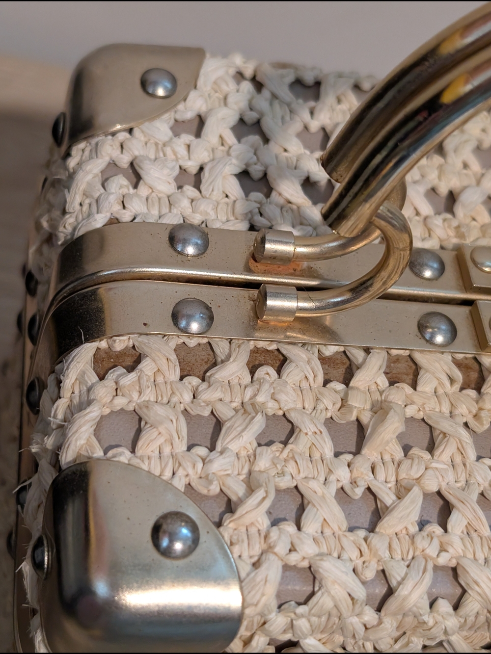 Vintage Beige Leather Shoulder Bag with Zip Pocket - Picture 7 of 15